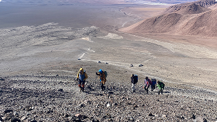 Cratera do Vulcão Lascar no Deserto do Atacama