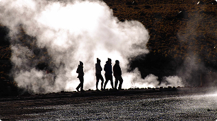 Gêiseres del Tatio ao amanhecer no Atacama
